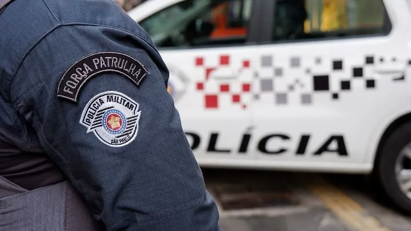 Peças Irregulares em Suzano: Operação Policial Prende Suspeito de Comércio Ilegal Ação do DEIC visa desmantelar o crime de desmanches e remontes irregulares na Grande São Paulo; material sem procedência foi apreendido em sete estabelecimentos. A Polícia Civil, por meio do Departamento Estadual de Investigações Criminais (DEIC), efetuou a prisão em flagrante de um indivíduo em Suzano nesta última quarta-feira (12/11). O homem é suspeito de vender peças automotivas sem a devida procedência e rastreabilidade, configurando crime contra a legislação do setor. A operação policial, que se estendeu pelos municípios de Poá e Suzano, na região da Grande São Paulo, teve como principal objetivo intensificar a repressão aos crimes relacionados a desmanches e remontes irregulares de veículos, que alimentam o mercado ilegal de peças. Durante a ação, sete estabelecimentos de comércio de peças automotivas foram minuciosamente fiscalizados pelas autoridades. Como resultado, material irregular e sem origem comprovada foi apreendido e retirado de circulação. O caso foi formalmente registrado na 3ª Delegacia da Divecar (Divisão de Investigações sobre Desmanches Delituosos), onde as investigações terão prosseguimento para apurar a extensão da rede de comércio ilegal e identificar possíveis outros envolvidos.