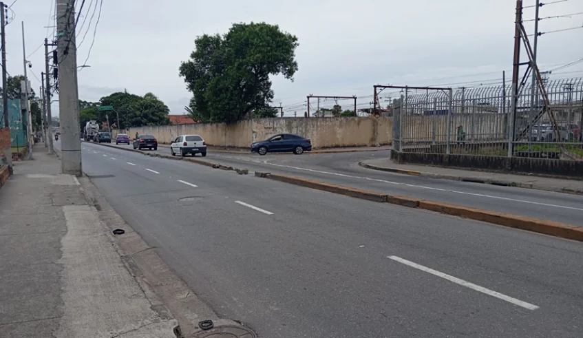 Revitalização na Avenida Guilherme George em Jundiapeba Exigirá Interdição de Trânsito Obras programadas para dezembro visam reforçar a segurança viária com a recuperação do canteiro central; confira as rotas alternativas. A Avenida Guilherme George, importante via do distrito de Jundiapeba, em Mogi das Cruzes, passará por uma obra de revitalização do canteiro central com o objetivo de reforçar a segurança do trânsito na região. A intervenção está agendada para o dia 7 de dezembro (domingo). Recentemente, o trecho já recebeu melhorias na sinalização e, agora, terá a parte de separação de pistas recuperada, completando o pacote de melhorias viárias. Interdição e Rotas Alternativas Para a execução dos serviços, a via precisará ser interditada no trecho que compreende o número 680 ao 1.128. A interdição será total (nas duas faixas) e ocorrerá no sentido Mogi-Suzano, com duração prevista das 9h às 14h. A Secretaria Municipal de Mobilidade e Trânsito (SMMT) de Mogi das Cruzes mobilizará agentes de trânsito para orientar os motoristas e instalará a sinalização necessária da obra, além de disponibilizar rotas alternativas: Sentido Mogi-Suzano (durante a interdição): O acesso deverá ser feito pelo viaduto Argêu Batalha. Sentido Suzano-Mogi (alternativa): Os motoristas devem utilizar as avenidas Lourenço de Souza Franco e Francisco Ferreira Lopes. Moradores Locais: Será disponibilizada uma faixa reversiva pela passagem de nível de Jundiapeba para facilitar a circulação interna. A população pode entrar em contato com a SMMT para mais informações pelo telefone 0800 773 0194. Crédito da Imagem: Divulgação/PMMC