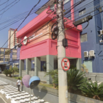 Caminhão ignora proibição e fica travado na Vila Oliveira