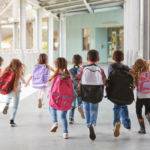 MULTA PESADA: CAMINHÃO DA CAPITAL É FLAGRADO JOGANDO LIXO EM ÁREA DE PRESERVAÇÃO EM ITAQUÁ