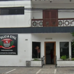 Cano da Sabesp estoura e vira “chafariz” improvisado em rua de Itaquaquecetuba