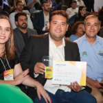 ABANDONO NA VILA SÃO PAULO: Pedestres se arriscam entre mato e lama na Rua Rio de Janeiro