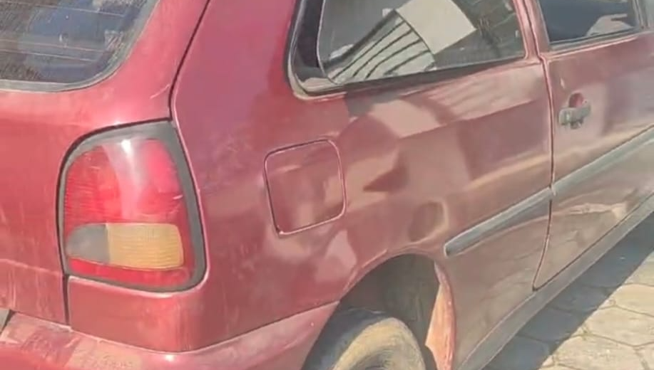 PM recupera em Suzano um VW/Gol furtado em 2015. Condutor foi preso por receptação e adulteração após abordagem na Estrada do Guinza. Confira os detalhes.