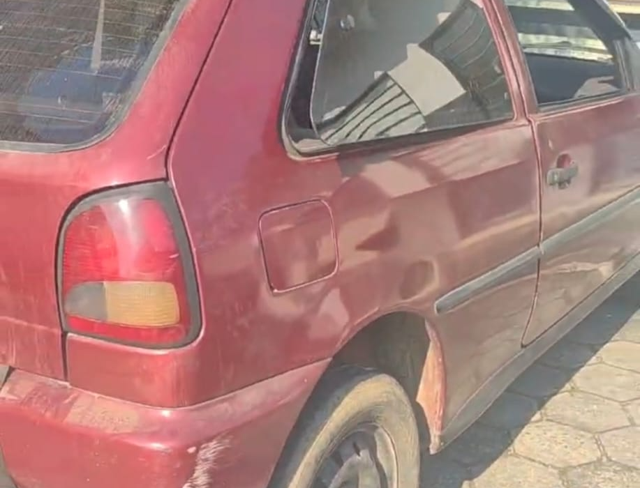 PM recupera em Suzano um VW/Gol furtado em 2015. Condutor foi preso por receptação e adulteração após abordagem na Estrada do Guinza. Confira os detalhes.