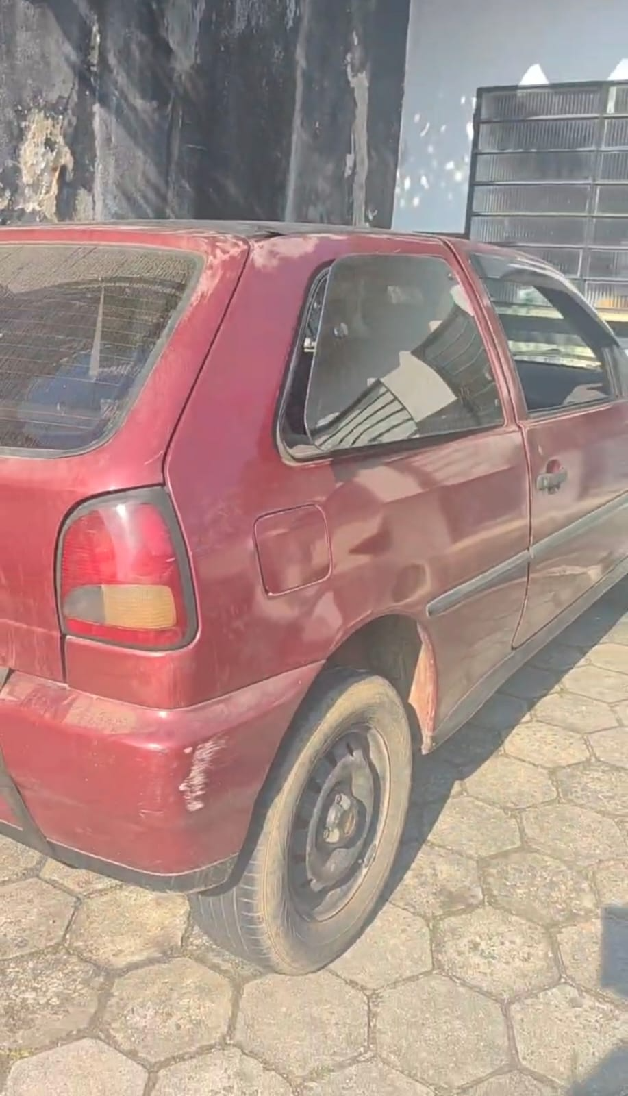 PM recupera em Suzano um VW/Gol furtado em 2015. Condutor foi preso por receptação e adulteração após abordagem na Estrada do Guinza. Confira os detalhes.