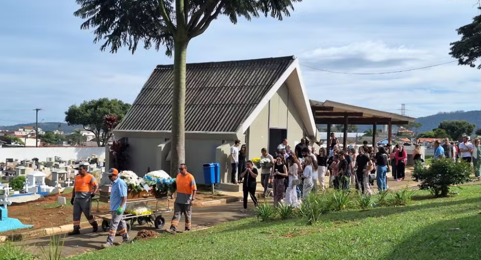 Mogi das Cruzes se despede da juíza Mariana Ferreira. Investigação apura causas da morte após procedimento médico. Confira as notas oficiais e detalhes do caso.