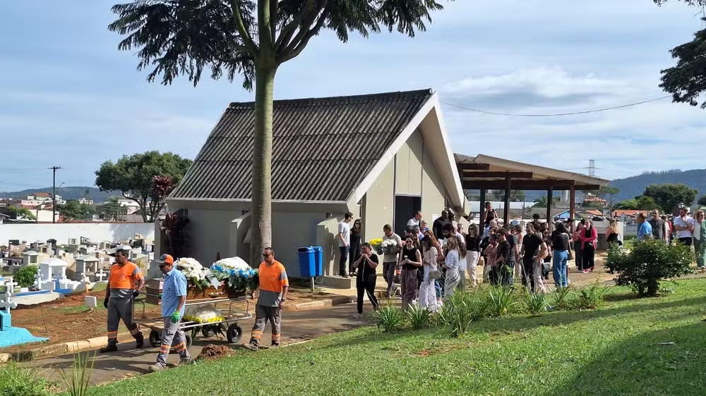 Mogi das Cruzes se despede da juíza Mariana Ferreira. Investigação apura causas da morte após procedimento médico. Confira as notas oficiais e detalhes do caso.