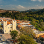 Colisão múltipla mobiliza polícia e assusta moradores no bairro Mogilar