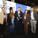 Evento de troca de figurinhas da Copa reúne famílias no Portelão