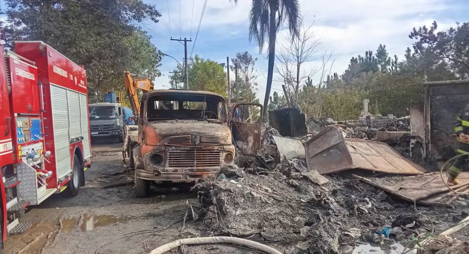 Galpão de recicláveis em Itaquaquecetuba voltou a pegar fogo — Foto: Aniele Santos/TV Diário
