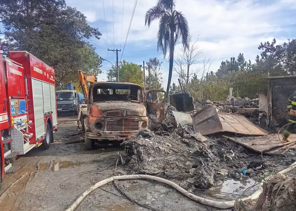 Galpão de recicláveis em Itaquaquecetuba voltou a pegar fogo — Foto: Aniele Santos/TV Diário