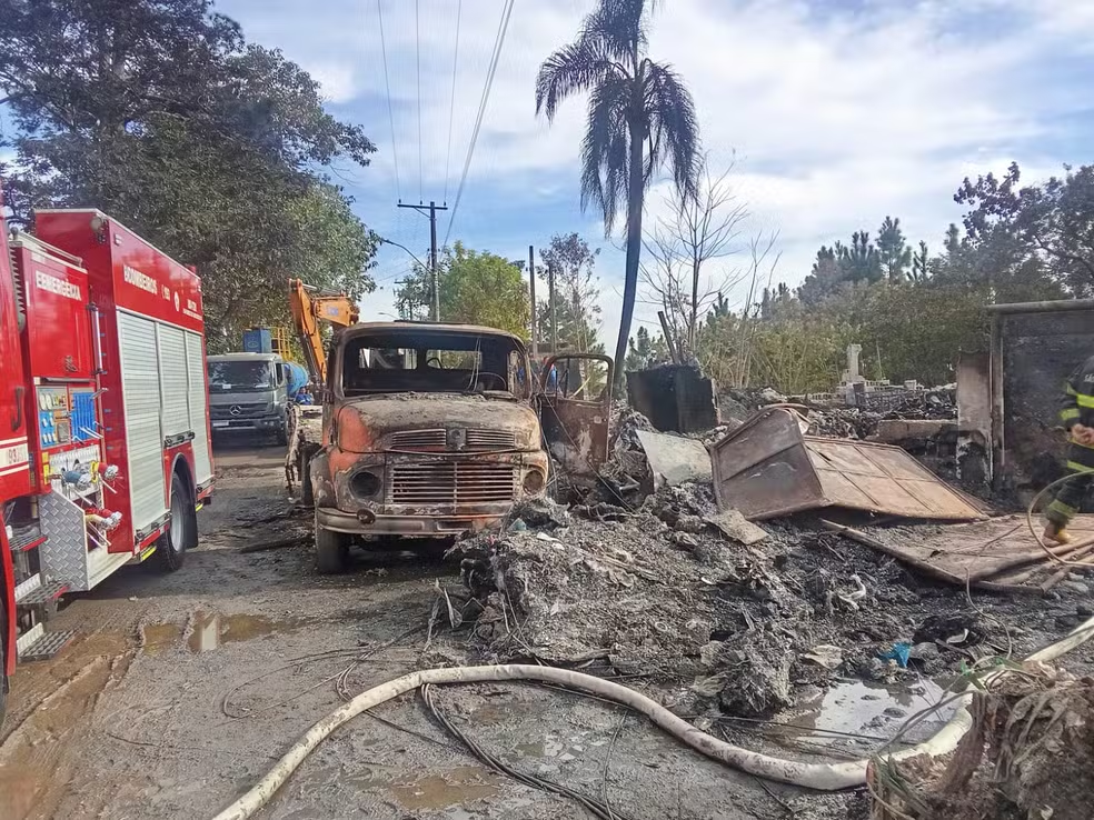 Galpão de recicláveis em Itaquaquecetuba voltou a pegar fogo — Foto: Aniele Santos/TV Diário