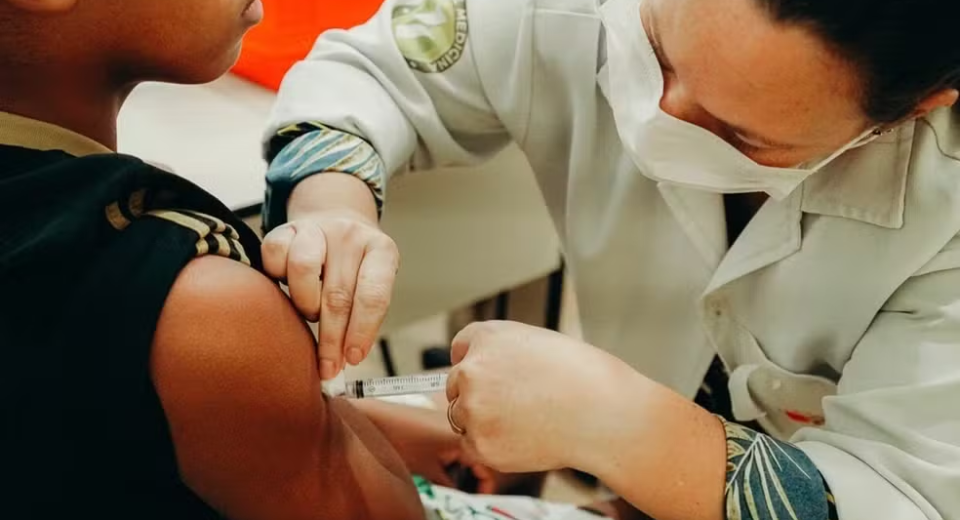 A campanha de multivacinação para atualizar a caderneta de crianças e adolescentes menores de 15 anos começa nesta segunda-feira (3) em todo o estado de São Paulo. No Alto Tietê, as prefeituras divulgaram os locais e horários de atendimento (confira abaixo).