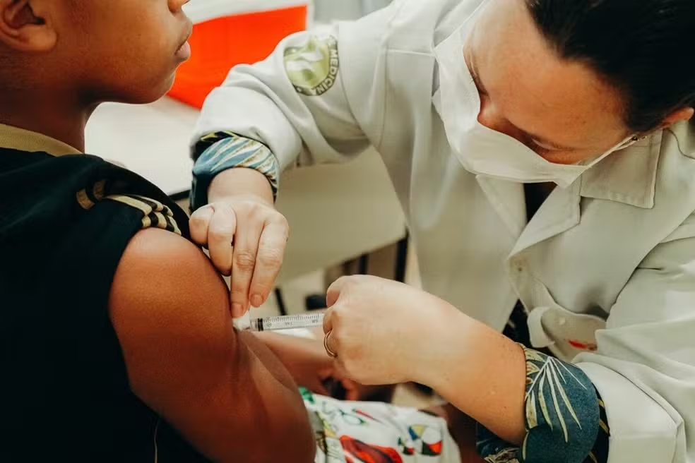 A campanha de multivacinação para atualizar a caderneta de crianças e adolescentes menores de 15 anos começa nesta segunda-feira (3) em todo o estado de São Paulo. No Alto Tietê, as prefeituras divulgaram os locais e horários de atendimento (confira abaixo).