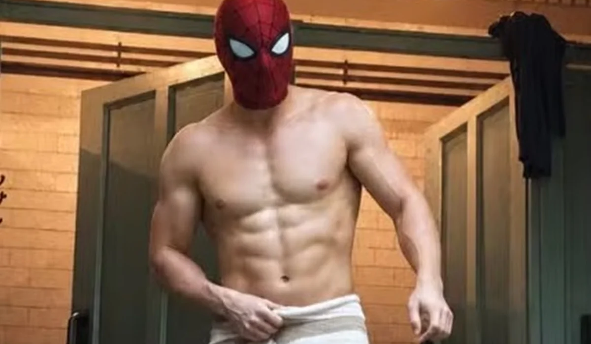 O ator Tom Holland chamou atenção pelo físico "fortão" no novo filme do herói Homem-Aranha; saiba qual treino o ajudou a ganhar músculos