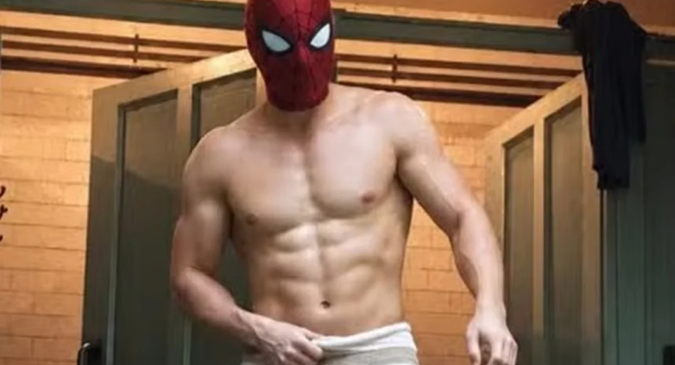 O ator Tom Holland chamou atenção pelo físico "fortão" no novo filme do herói Homem-Aranha; saiba qual treino o ajudou a ganhar músculos
