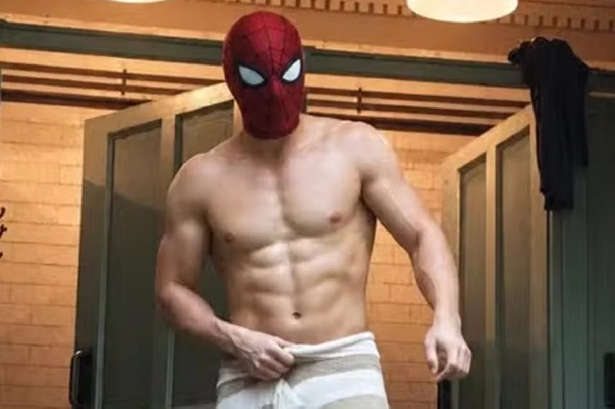O ator Tom Holland chamou atenção pelo físico "fortão" no novo filme do herói Homem-Aranha; saiba qual treino o ajudou a ganhar músculos