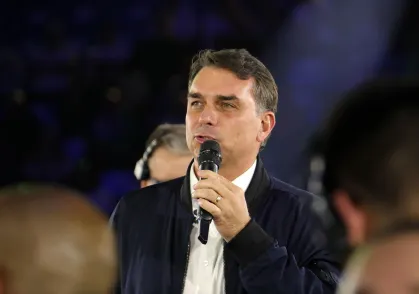 Flávio Bolsonaro manifesta preocupação com decisão do STF envolvendo sigilo da fonte e liberdade de imprensa. Acompanhe os detalhes.