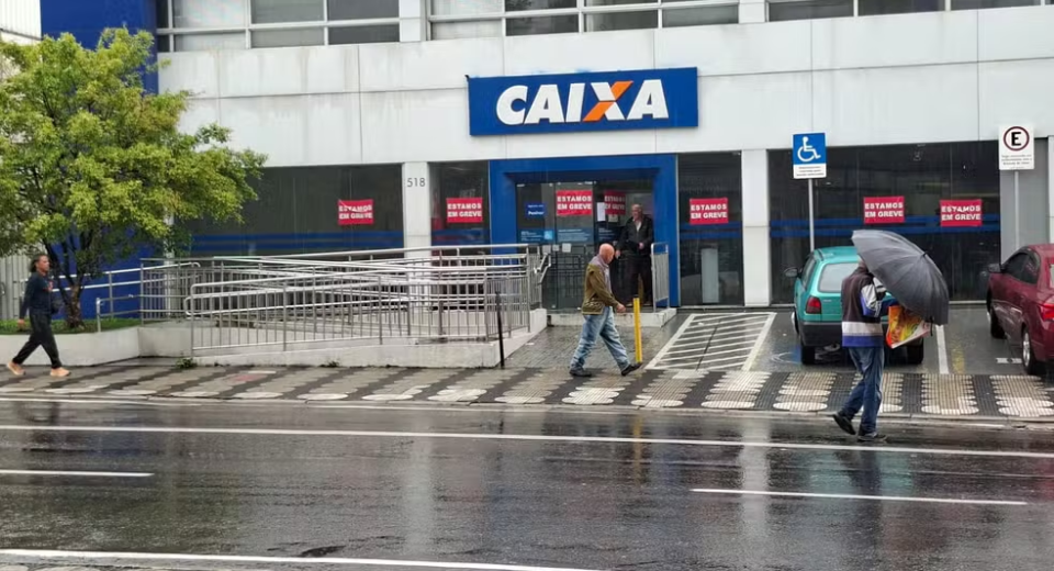 Agência da Caixa de Mogi das Cruzes tem avisos de greve — Foto: Beatriz Andreoli/TV Diário